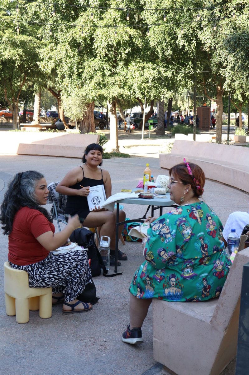 Bordado y lectura de poesía